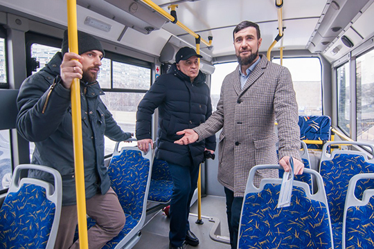 Павел Виклейн (слева): «Это автобус из категории „Доступная среда“ — то есть сзади есть низкопольная площадка для перевозки инвалидов или мамочек с колясками»