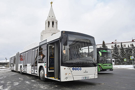 Метробус — это сочлененный автобус большой вместимости. В Казани тестировали в этом качестве, к примеру, МАЗ-215 на 167 пассажиров. Посадка — как в метро, через турникеты на остановках