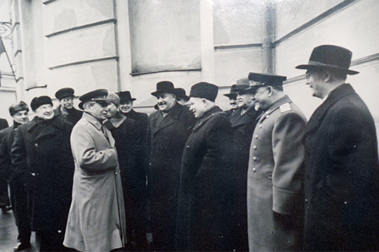 Слева направо: Л.П.Берия, И.В.Сталин, Г.М.Маленков, Л.М.Каганович, Н.С.Хрущев, А.И.Микоян, В.М.Молотов, Н.А.Булганин, И.Г.Первухин