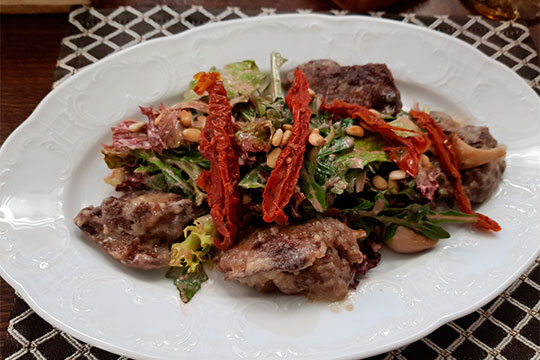 Салат с утиной печенью — еще одно блюдо-сюрприз, укомплектованное вешенками, вялеными томатами и малиновым майонезом