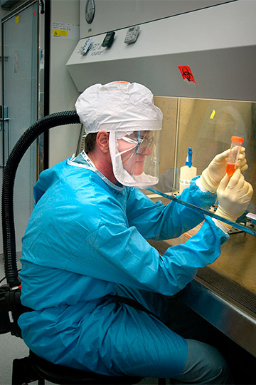 Тестирование на наличие коронавируса происходит путем забора образца из зева (ротоглотка) или из носа. Затем полученный образец помещаются в специальную среду и запаковывают в пробирку, которую отправляют в казанский ФБУС «Центр гигиены и эпидемиологии в РТ»
