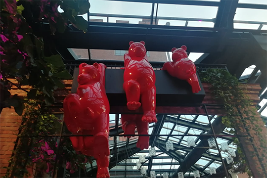 На одной из стен — инсталляция с красными лаковыми фигурами медведей, созданная по эскизам турецкого художника-карикатуриста Эрдиля Яшароглу