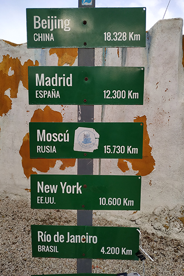 На край света ведет одноименная дорога, в каждом углу метки с расстоянием до крупных городов (до Москвы — 15 730 км), в паспорт готовы поставить соответствующий штамп