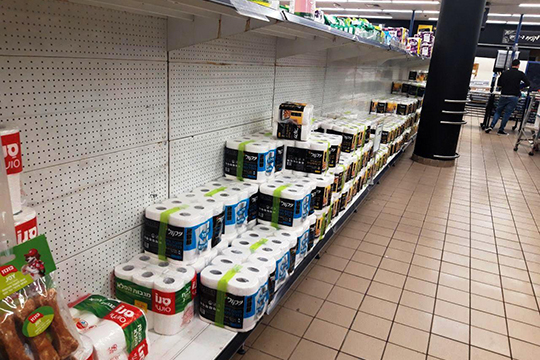 «Некоторые супермаркеты даже выставили перед входом в магазин упаковки туалетной бумаги, чтобы люди ее не искали»