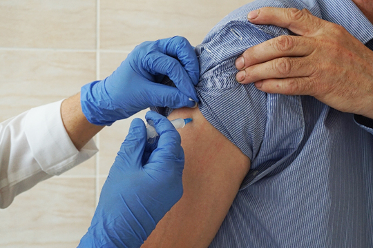 «Вакцина не защищает на 100%, она снижает риск тяжелых форм и осложнений»