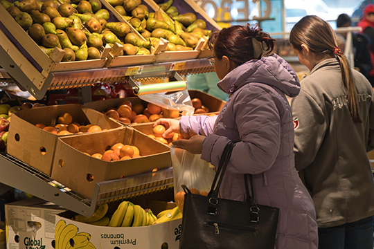 Бананы в корзине «Магнит» за квартал подорожали на 15% до 62,2 рубля за кило. Наименьшую цену (42,9 рубля) тропического фрукта мы зафиксировали в сентябре 2019 года