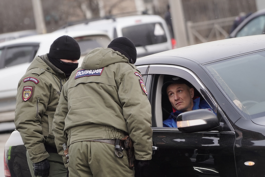 На Горьковском шоссе сотрудники ГИБДД и полиции сегодня начали тотальную проверку водителей ровно в 8 часов утра. Тем, кто успел проехать до этого времени, повезло, остальным не очень