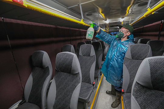 Ежедневно после влажной уборки салона автобусы полностью обрабатываются хлорсодержащими растворами, одобренными Роспотребнадзором»