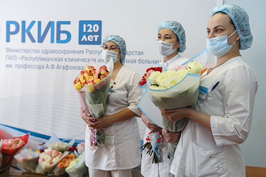 Сотрудники бизнесмена занесли цветы на второй этаж РКИБ, где их ожидали медики
