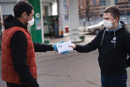 Сначала «Ак Барс» через Даниса Зарипова передал центру добровольчества республики 30 топливных карт «Татнефти» номиналом по 3 тыс. рублей каждая. Для этого он появился возле одной из автозаправок