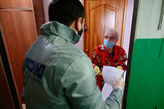 Не брать чаевые, не покупать водку: как я работал волонтером для самоизолированных пожилых