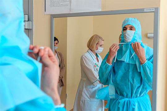 Медикам, работающим с коронавирусными больными, доплатят 80 тыс. рублей в месяц, среднему медперсоналу — 50 тыс., младшему — 25 тыс. в месяц