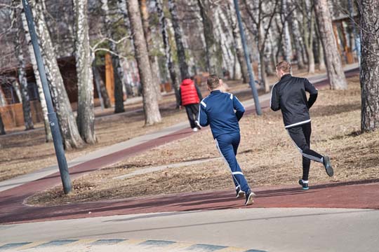 В Хакасии после выступления Путина разрешили гулять с детьми недалеко от дома. В Удмуртии позволили бегать, соблюдая дистанцию