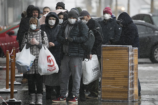 По словам Гимпельсона, краткосрочные риски для людей, занятых в услугах, — это потеря работы с потерей дохода. Средние и долгосрочные риски — это длительная безработица и увеличение бедности надолго и значительно