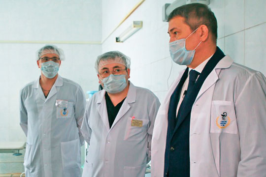 Очаги в больницах и пропуска всерьез. Как бьется с коронавирусом Радий Хабиров?
