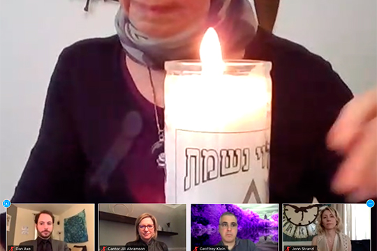 В конце панихиды супруга Гарольда, Вики, зажгла свечу в память о муже. Это был сильный и трогательный момент