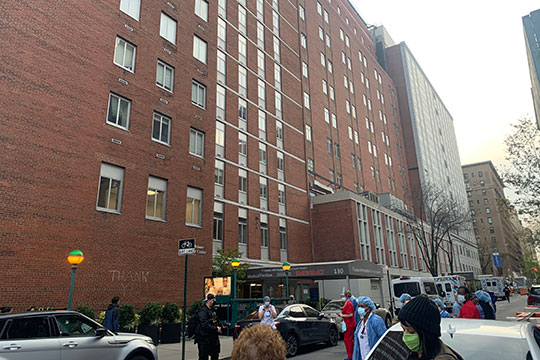 Больница Ленокс-Хилл занимает целый блок на Манхеттене