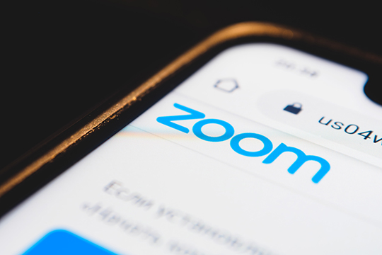 «Два новых слова в фешене — Zoom-вечеринка и Zoom-митинг, когда подбирается верхний лук для встречи с друзьями и коллегами»