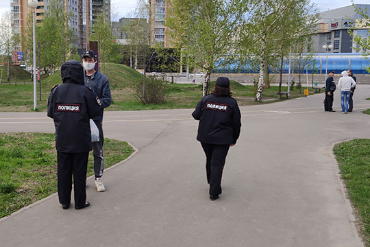 Большое число патрулирующих сегодня наш корреспондент заметил и в парке «Континент» на пересечении улиц Ямашева и Гаврилова