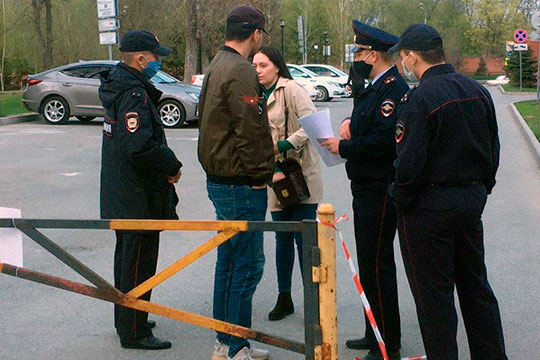 В это же время на входе в парк Горького со стороны улицы Ершова три сотрудника МВД перекрыли и без того узкий вход в парк