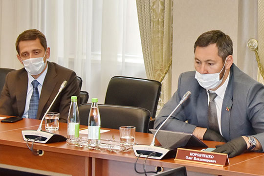 Роман Мугерман (слева) назвал закон «полумерами». Его поддержал Олег Коробченко (справа), рассказав, что избиратели против продажи спиртных и слабоалкогольных напитков в домах