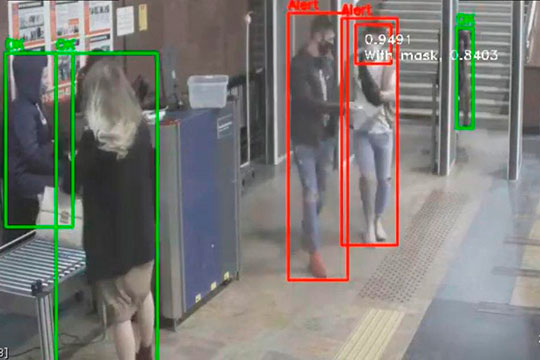 На станции «Проспект Победы» казанского метро на прошлой неделе установили камеры, фиксирующие наличие масок на пассажирах, а также соблюдение социального дистанцирования