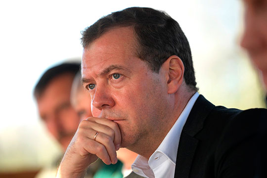 «Дмитрий Медведев после отставки с поста премьера заметно заскучал. Перспективы, которые перед ним рисовали, в том числе рисовал Владимир Путин 15 января, уже через неделю-две заметно померкли, изменилась ситуация»