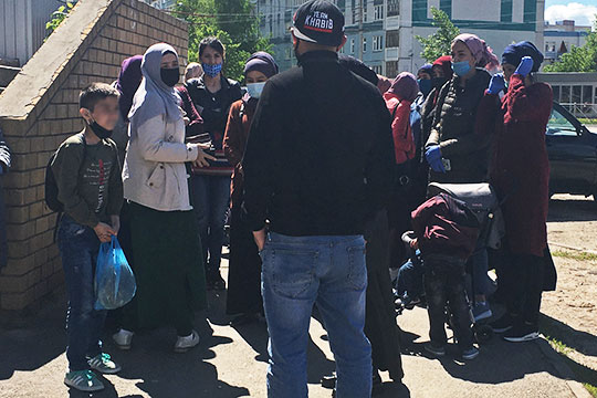 Неподалеку от казанской мечети Гаилә на улице Файзи собрались десятки немолодых женщин восточной внешности в платках. Все они приехали за бесплатной едой