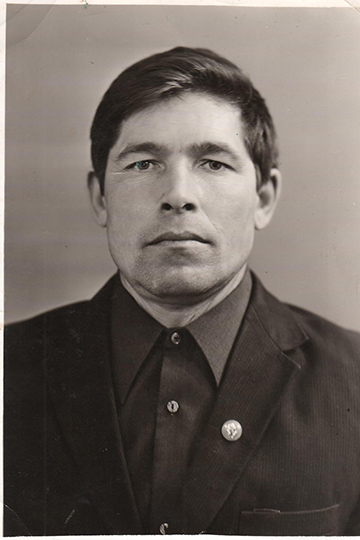 Отношения семьи Хузияхметовых и комбината имени Вахитова начались весной 1969 года, когда молодой Ульфат Хузияхметов вернулся  на родину из Ташкента, где в то время произошло землетрясение