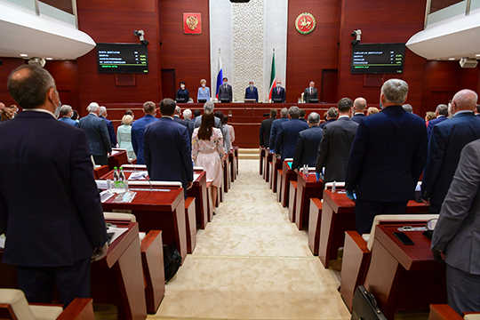 Практически в полном составе, несмотря на суровые меры социального дистанцирования прошлого, состоялась сегодня 10-я сессия Госсовета Татарстана