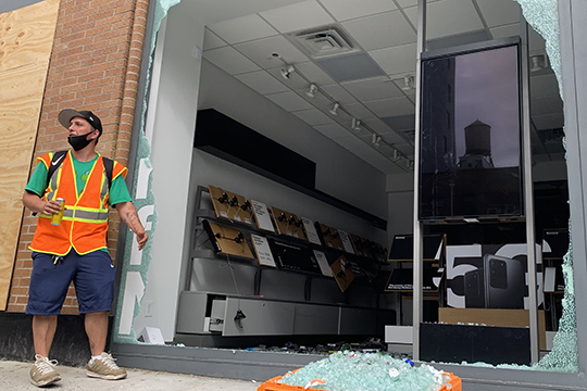 «Окно разбили сегодня в 8 утра», — сказал мне рабочий, убирая осколки стекол у офиса сотового оператора и интернет-провайдера Verizon. В этом месте были украдены абсолютно все товары