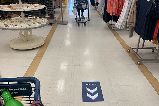 Чтобы постараться сохранить безопасное расстояние между посетителями в магазине было продумано «одностороннее движение» между рядами, обозначенное стрелками на полу