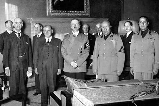 Подписание Мюнхенского соглашения. Слева направо: Чемберлен, Даладье, Гитлер, Муссолини и Чиано