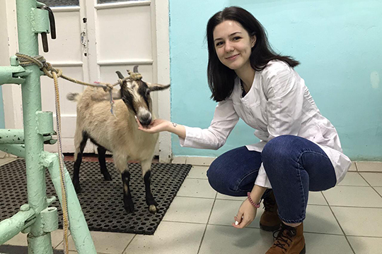 Третьекурсница Неля Тубол на факультете ветеринарной медицины постигает специальность ветеринарного врача