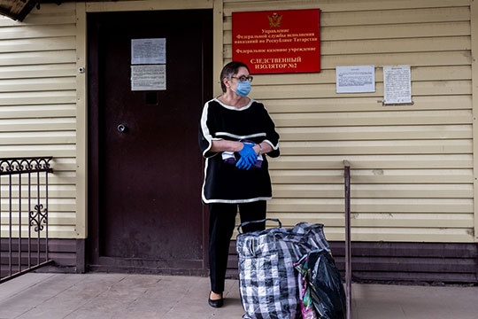 Евгения Даутова вышла из дверей СИЗО-2, расположенного в Адмиралтейской слободе, в 15:24. Там она несколько месяцев работала подсобным рабочим на кухне и в прачечной