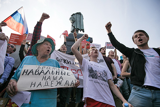 «Навальный даже дважды друг Путина. Он, с одной стороны, снижает явку противников поправок, а с другой стороны, снижает мотивацию на выход на акции протестов»