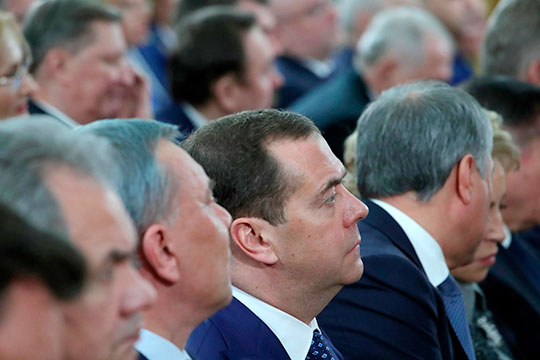 Что касается Медведева, то еще 10 марта он призвал все парламентские партии поддержать поправки, а 16 марта отметил необходимость информирования населения со стороны партии власти