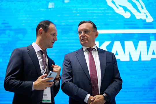 Камазовские менеджеры написали заявления о вступлении в партию и незадолго до формирования списка получили партбилеты. На фото Сергей Когогин (справа) и Олег Афанасьев (слева)