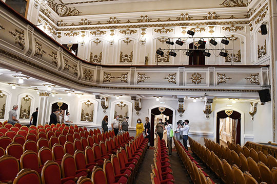 От мечети — к театру юного зрителя, который располагается в здании Купеческого собрания на ул. Островского
