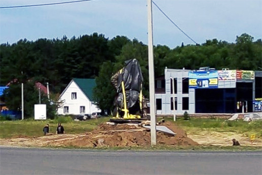 В июле 2019-го ко дню города в Таре, что находится в 250 км от Омска, почти тайно появился 30-тонный памятник казачьему атаману, завоевателю Сибири
