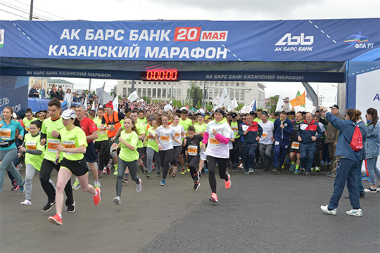 Казанский марафон-2018 стал четвертым и предпоследним на сегодняшний день главным беговым событием Татарстана.  Тот майский старт собрал больше 10 тыс. любителей бега из 28 стран