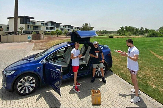 Без Bentley, но в Эмиратах: Гафаров и Ко шлют смайлики обманутым вкладчикам