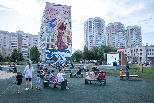 Комарову также показали три двора на улицах Бегичева и Глушко, отремонтированные в рамках республиканской программы «Наш двор»