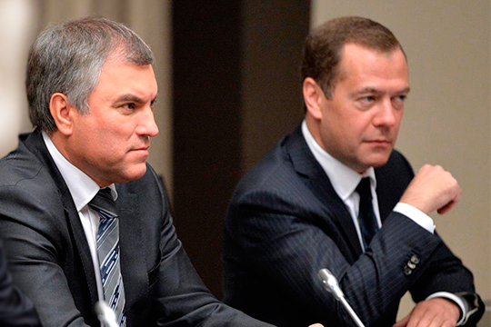 В Telegram-каналах обострились слухи, что спикер Госдумы Вячеслав Володин (слева) не сохранит за собой пост после парламентских выборов.  Авторы канала также утверждают, что на его место «прямо-таки просится» Дмитрий Медведев (справа)