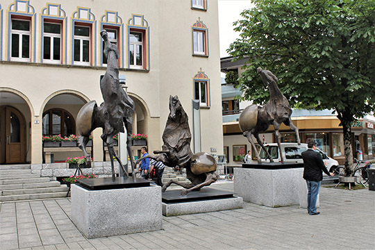 Скульптурная композиция «Три лошади» перед зданием городской Ратуши Вадуца