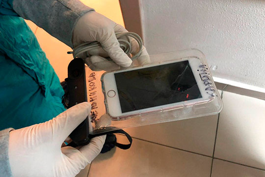 Молодежь (большая часть медсестер и медбратьев — студенты) приспособилась к новым условиям — они упаковывают телефоны в бейджи из мягкого пластика