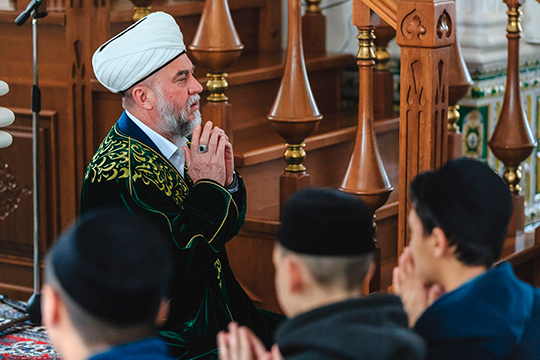 Мансур Джалялетдин (11)  остается одним из самых успешных и сильных татарских имамов, он выстроил эффективную экономическую систему работы своей организации, а к нему в мечеть приходят многие сильные мира сего