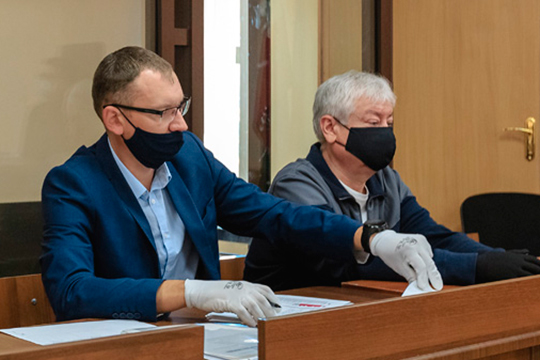 Как сообщил адвокат Мусина Алексей Клюкин (слева), ходатайствовать о допросе свидетелей защиты они не намерены. А значит уже в среду суд приступит к изучению письменных материалов дела