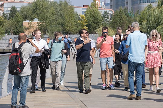Встречу с блогерами, велоактивистами и СМИ градоначальник сопроводил пешей экскурсией по еще строящейся и закрытой для казанцев набережной озера Кабан от «Планеты фитнес» до ул. Назарбаева