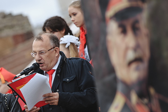 Список из девяти партийцев представили «Коммунисты России» во главе с лидером татарстанской ячейки Альфредом Валиевым, директором рынка «Уныш»